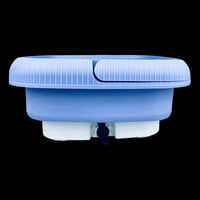 غسالة ملابس محمولة صغيرة الحجم بلون أزرق، تتميز بتصميم مدمج يناسب السف...