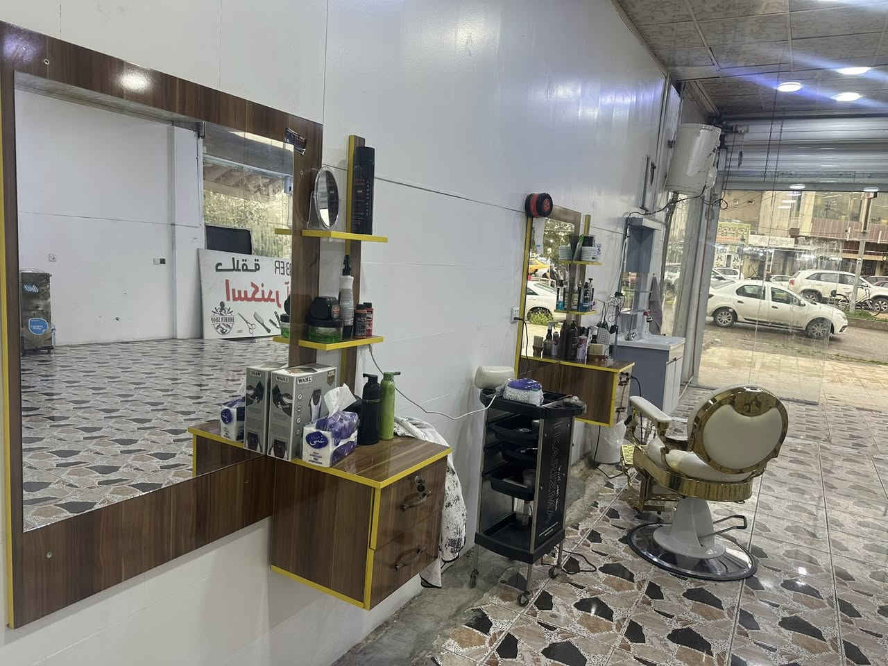 غراض  محل حلاقه للبيع قنفه عدد2 كرسي حلاقه ملكي مراية عدد2 مغسله ومبردة  كامل بسعر ٨٠٠الف رقم موبايل ***********
