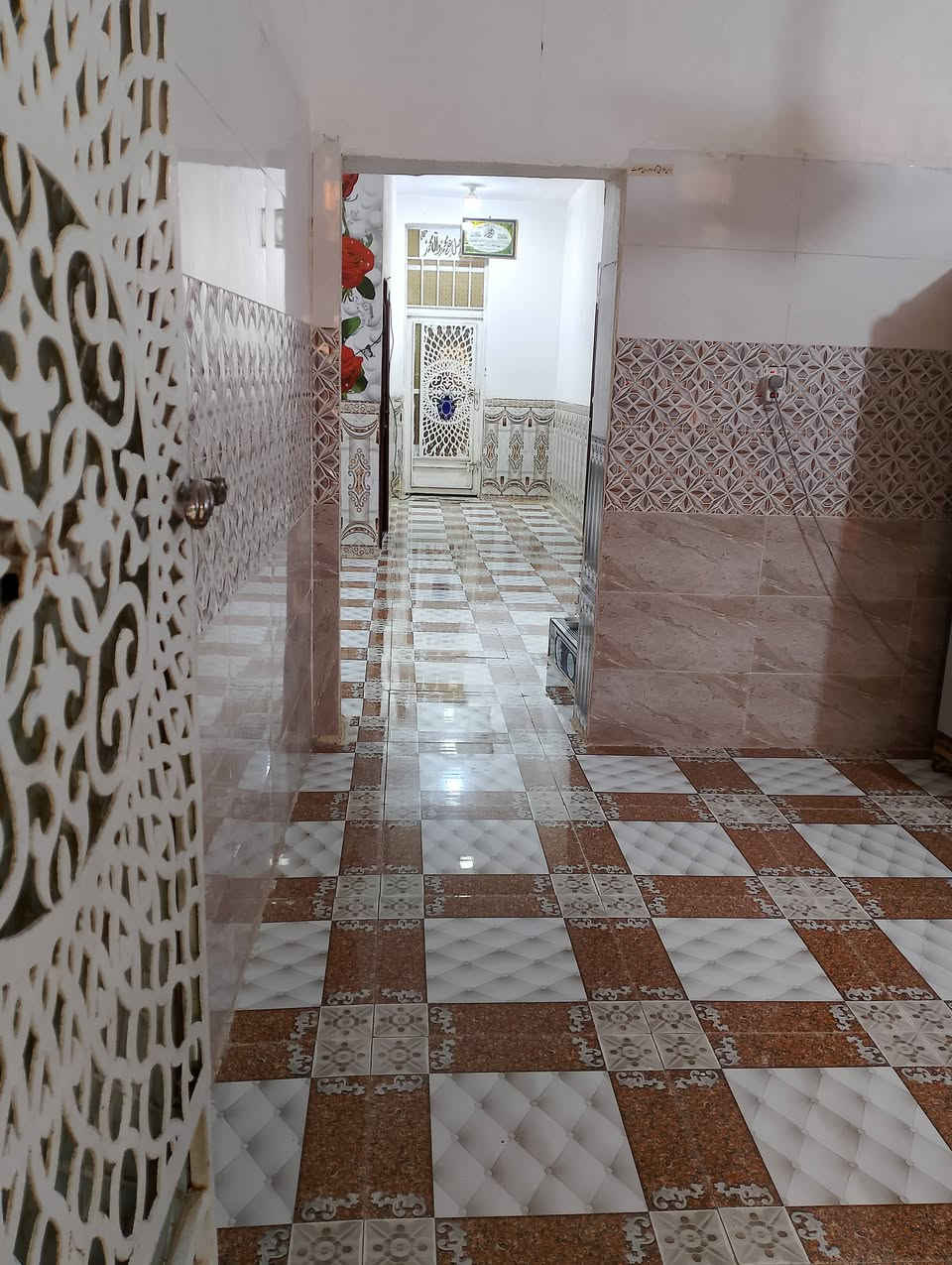 السلام عليكم
دار للبيع مساحة البناء 230 المساحة الكليه 350 البيت بناء حديث طابوق كونكريت 
غرفتين وصاله و أستقبال ومطبخ وصحيات خارجيات و ثنين مناور 
البيت كامل ومناقصه شي 
العنوان الشطره طريق ال عواد قريب على مجمع السيراميك مال ابو رعد 
***********
