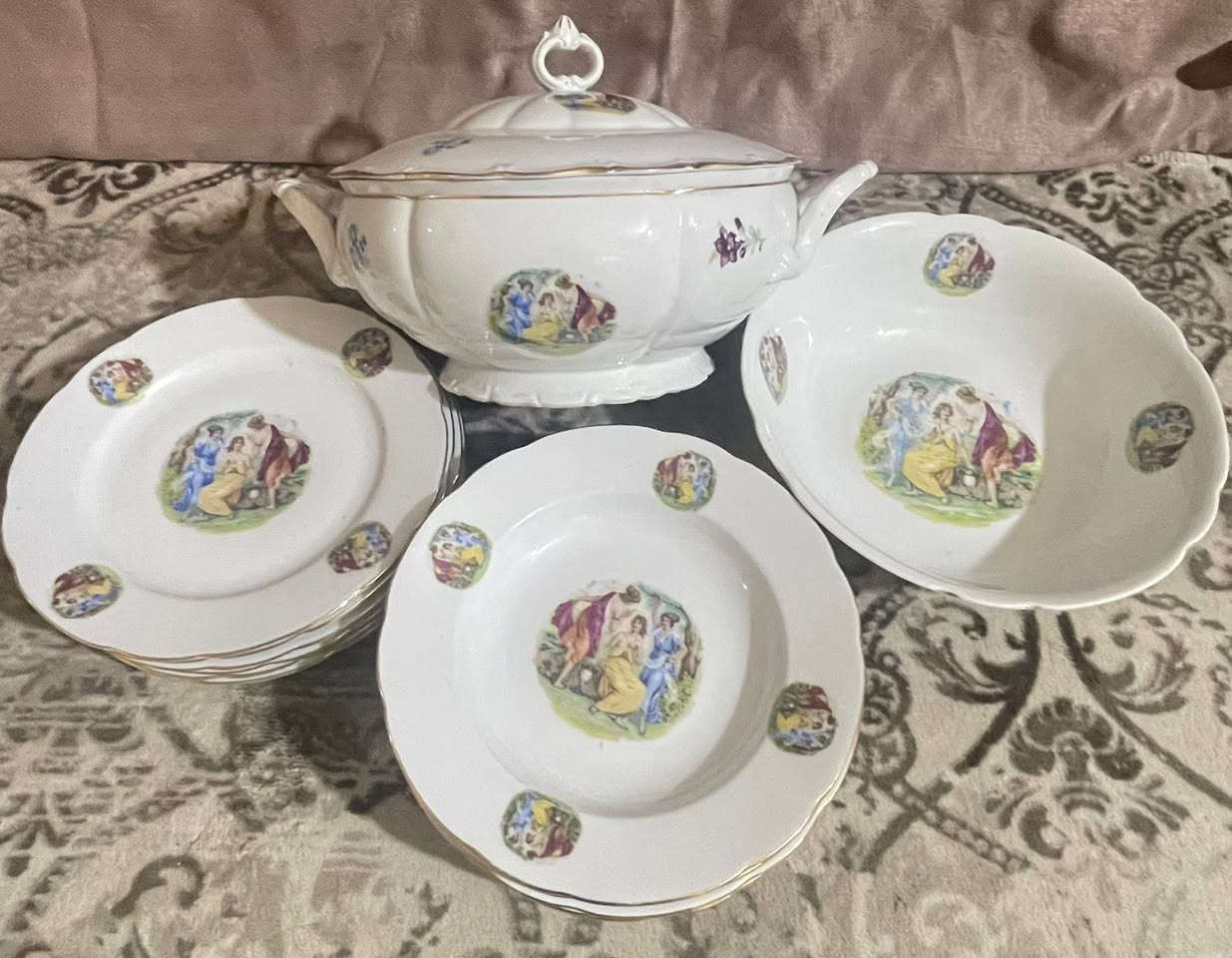 (الشخص الصبور ميزته انه يعطيك الف فرصه وعيبه ان فرصته الاخيره مفاجأه)
مساء الخير والعافية عليكم جميعاً 
طقم سفره چيكي (الاميرات الثلاث) غير مستخدم (١٥) قطعه يتكون من (٦) صحون شطح قياس ٢٣سم و(٦) صحون عميق قياس ٢٣ سم وسلطانيه كبيره جداً قياس القطر ٣٤ والعمق ١٤ سم ومثراده كبيره قياس القطر ٢٧ سم والعمق ١٢ سم السعر خاص لطفاً يوجد توصيل لكل محافظاتنا الحبيبه


**إذا كنت صاحب هذا الإعلان وتريد حذفه لأي سبب، رجاءا أرسل رسالة إلى الدعم الفني**