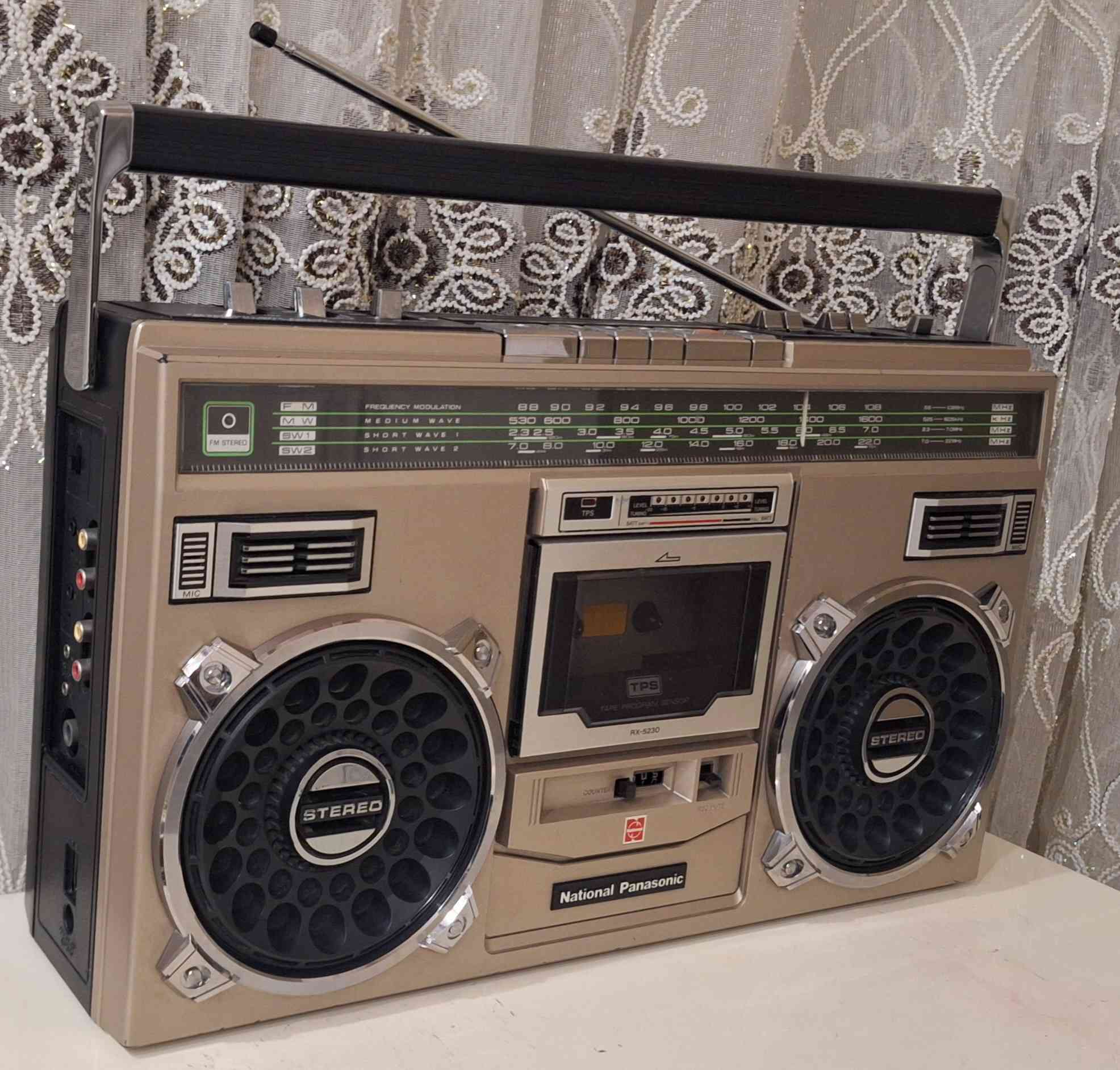 رادیو مسجل نشنال بانسونك یاباني اصلي    جهاز نضیف جدآ جدا  
صوت عالي ونقي  انتاج 1988 
يعمل على الكهرباء 220 فولت  المباشر او بطاريات عدد 8 کبیر 
موجات رادیو FM MW SW1 SW2 
توصیل  للحجز مراسلة الصفحة او مراسلة واتساب على الرقم ***********
