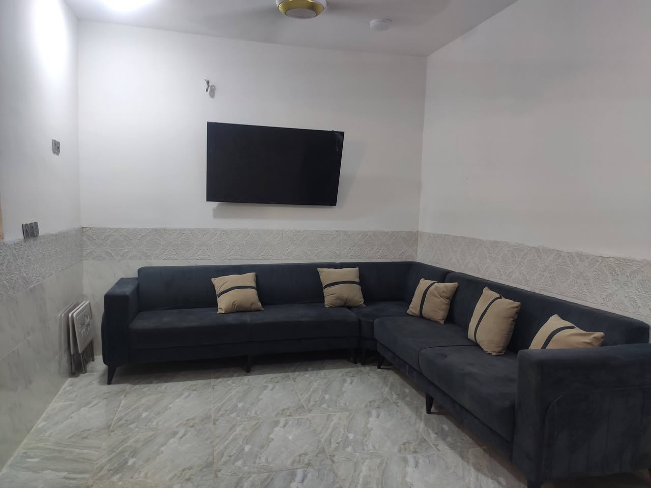 السلام عليكم دار للبيع مجمع النجمه مقابل علوة الامامين طريق رابط الزبيليه طابو صرف سند 25  المساحه 100 متر
بناء جديد السعر 72 مليون وبي مجال 
للاستفسار ***********
