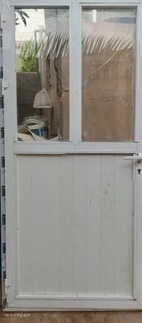 باب المنيوم اي عيب مابي كامل بس شده السعر ٥٠ وبي مجال 07709086651