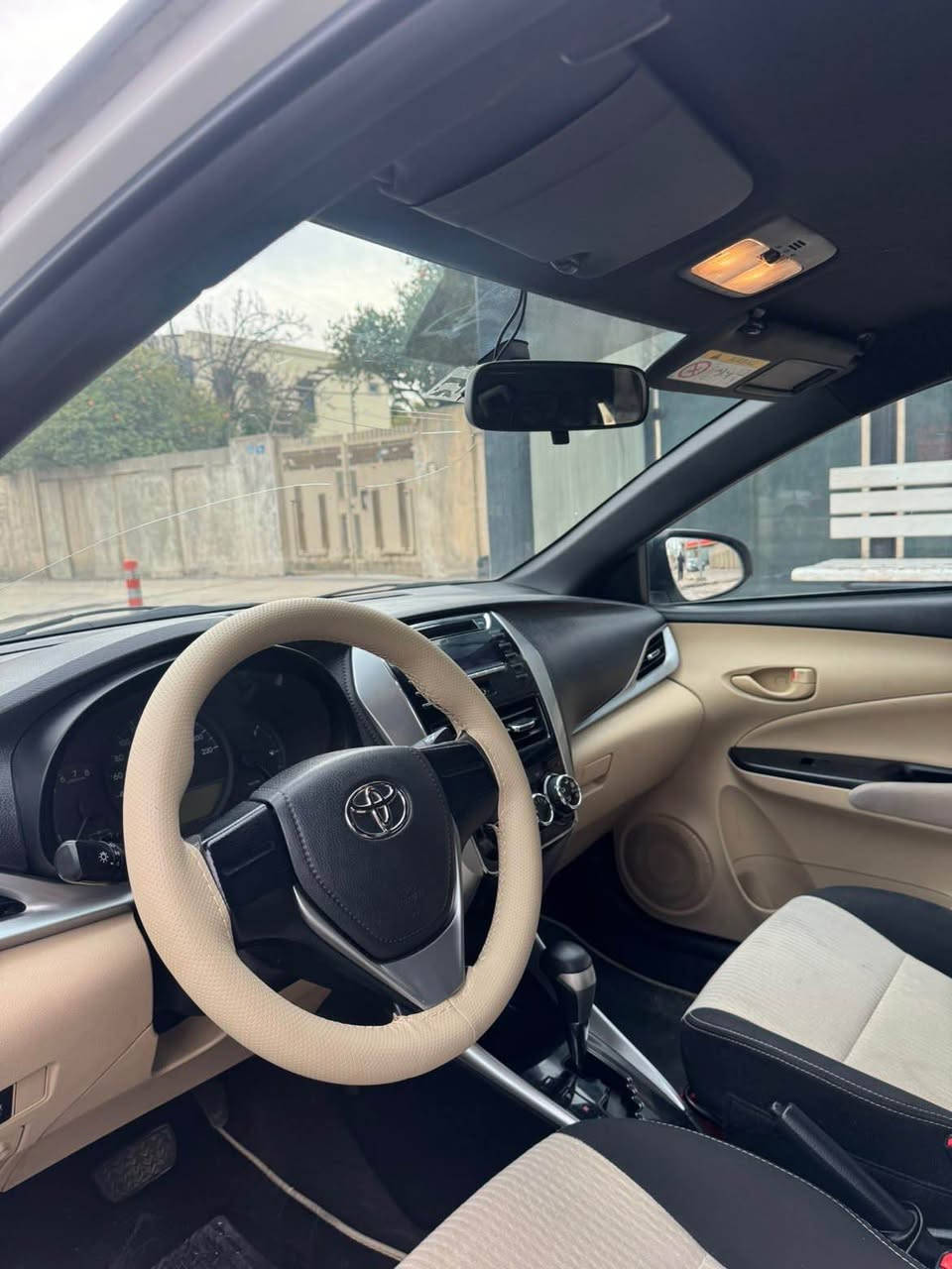 تويوتا يارس 
موديل. ٢٠١٨ 
جوار تايه لوك
داخلي سياره كه زه رده
كير توماتيك 
بلوتوس و تلفون
دژه خليسك
كير مه كينه به شه رت ده ستكاري نيه
سياره كه.  سفري هه وليره. بسك جاملغي بيشه وه سبوغه به بي ژووري. له كه ل يه ك تعديل له دركه هه يه.   سياره كه رقم سنوي هه زه ژينكه هه مووي نويه. به ناوي خومه    اكر مشتري نامه مه نيره.  رقم تلفون.  واتساب. (***********) أربيل, العراق
