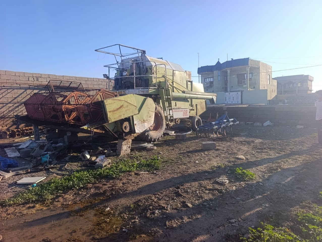 السلام عليكم للبيع حاصود كلاس موديل 89 تخم تاير جديد محرك بيركز للاستفسار الاتصال  على الرقم ***********
