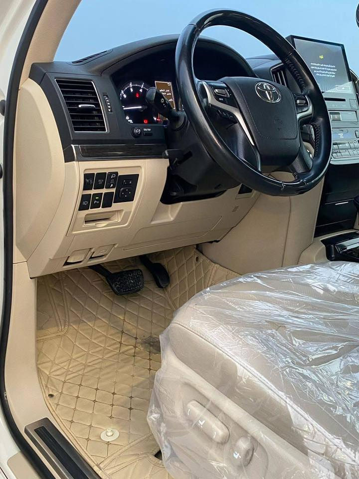 سلام عليكم لندكروز مستعجل عله بيع  2020 عندي ضرف صحي ***********
