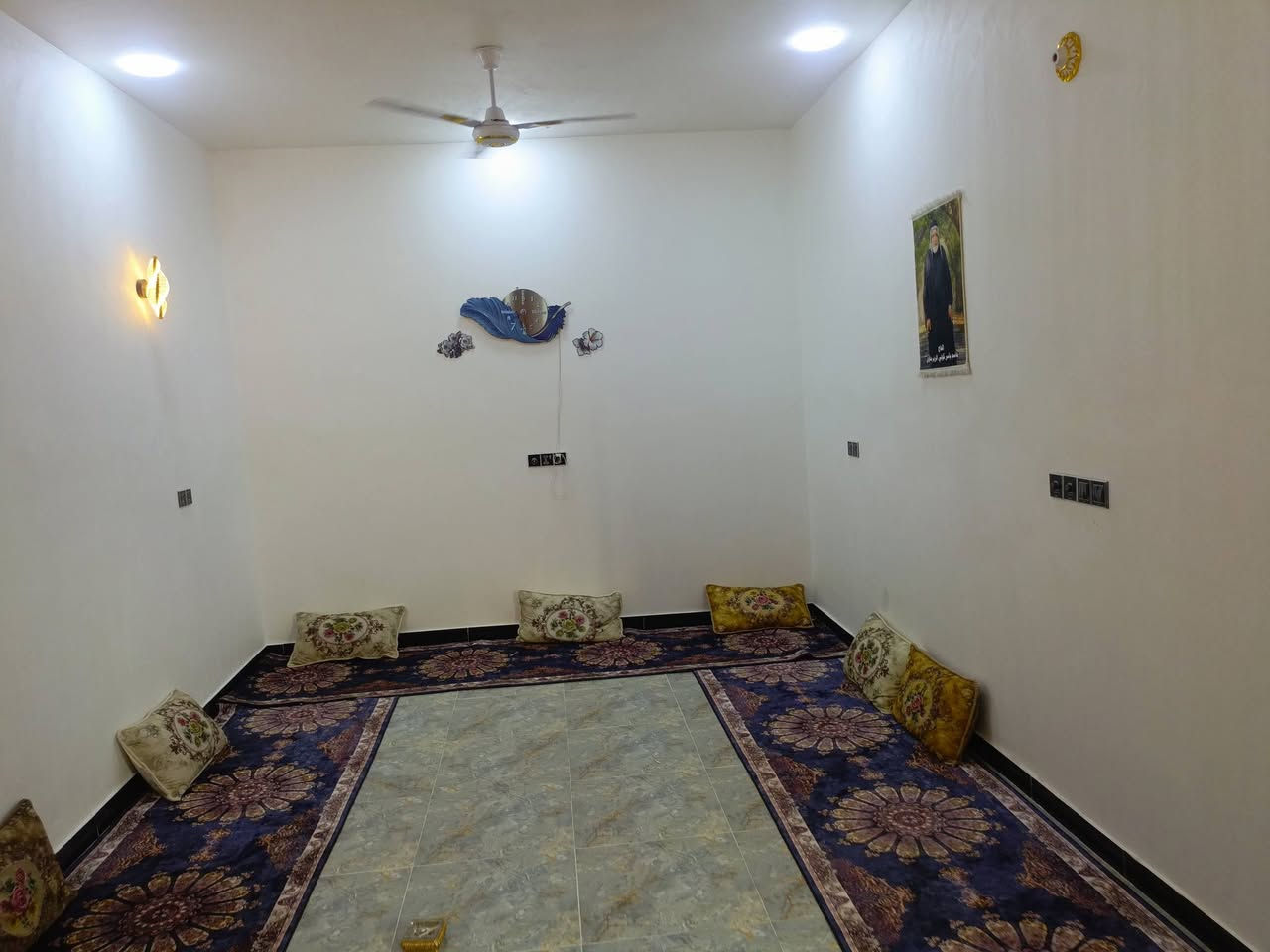 يالله  
لهم صلئ عل محمد وعلئ محمد
             سلام عليكم  
             لبيع 
البيت مساحه (150)متر   قريب عل شارع لاعم  تبليط
بي الفداء قرب لامدارس  وقريب عل ساحه لاواقع
بناء حديث  سقف صب كونكرين جديد بمعنه كلامه
يتكون  غرفتين كبار مناور ثنين  ستقبال  كبير  دونيه كبير
لارضيه بورسلين  لمطبخ لوح  حمامات هم لوح شغال درج اول
بيبان شرط درجه اول  تفصال       شبابيج تفصال 
البيت متعوب عليه   وشغال كله درج اول لاستفسار اكثر  لاتصل 
       ( ***********)
