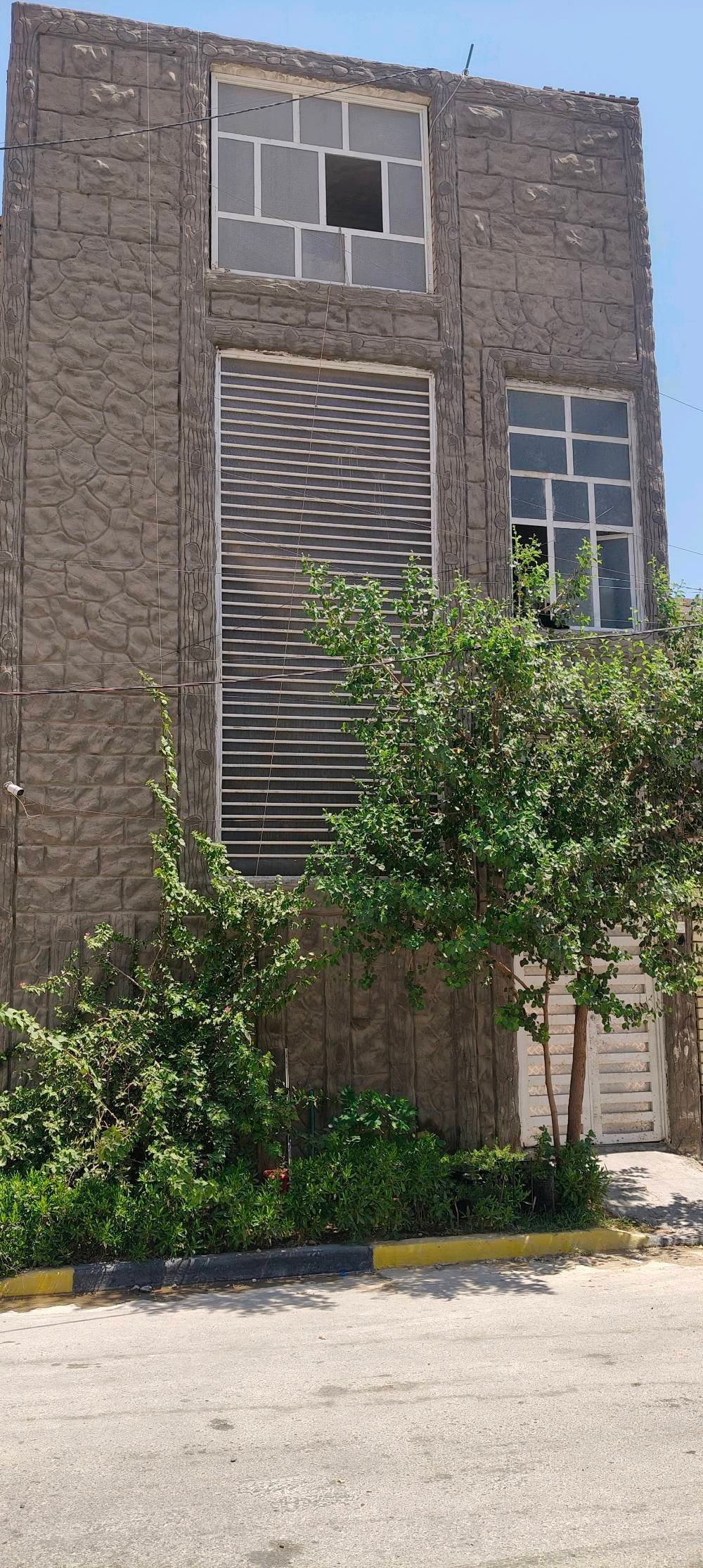 بيت طابقين 
الدار للبيع طابو زراعي سند 25 سند منفصل لا مشاع ولا اسهم  البلديات حي الامير 
المساحه 150 متر 6*25
طابقين نفس الخريطه 3 غرف نوم 3 حمامات صاله عدد 2 مطبخ عدد 2
منطقه تبليط ومي ومجاري وكهرباء ومدارس قريبه للاستفسار
***********
