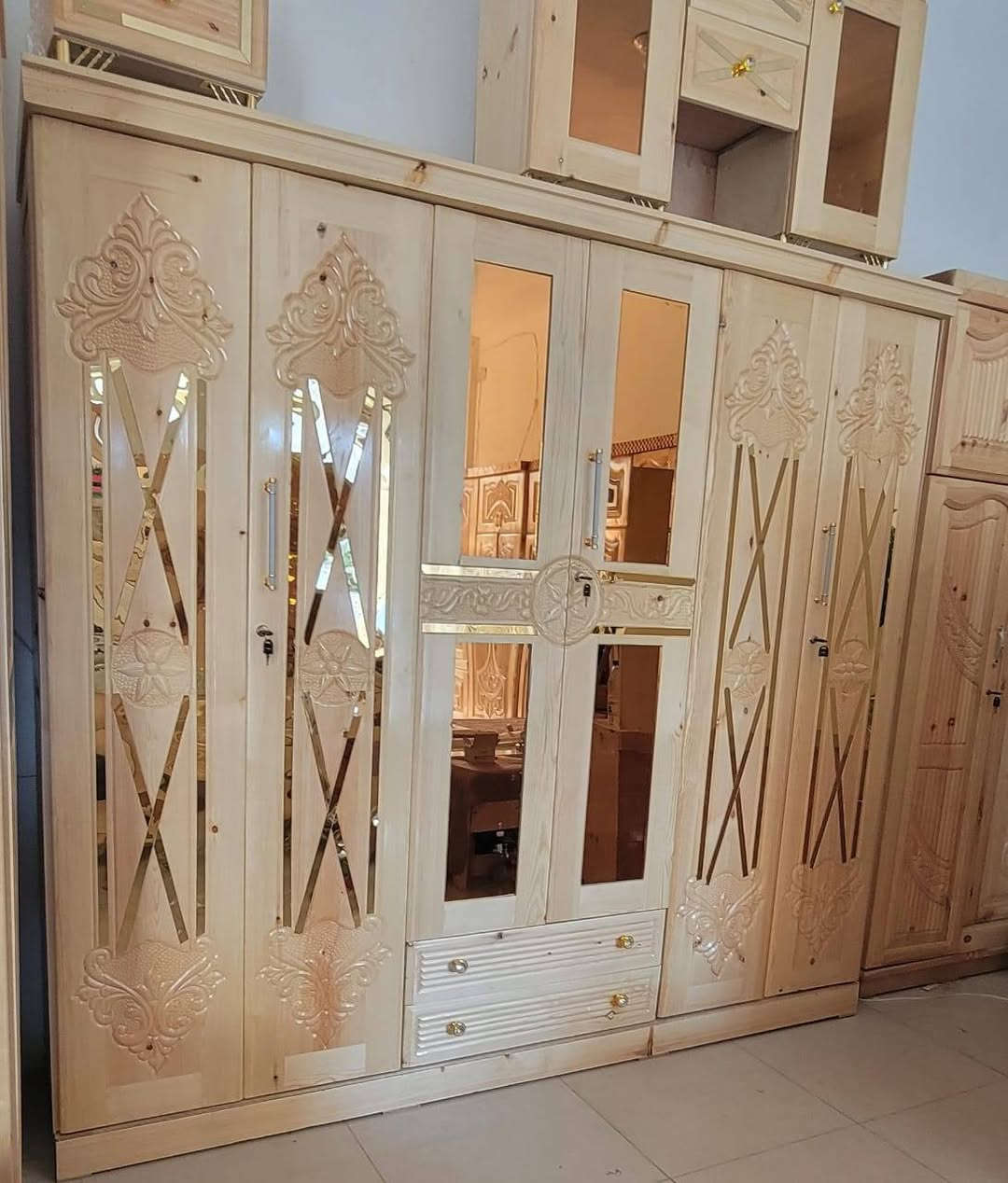 قوه..... انااااقه.... ابدااااع🤩
غرفه نوم سويدي بشكلها الجديد، 
#السعررر_360الف
كي تحول غرفتك الى عالم الاحلام والجمال 🥳
مواصفاتها ومقاساتها.. 
@ــ الدولاب. العرض 240سم في 225سم في عمق 50سم خشب سويدي درجةاولى بسماكه 20ملي
معا قواطع الدولاب حزام سويدي كامل. 
@ــ السرير مقاس العرض 180في 190سم في ارتفاع 40سم 
بسماكه خشب سويدي 35ملي
@ـــ تسريحه ملكي كبير 
مقاس العرض 120سم في ارتفاع 190سم. 
@ــ 2كمدينات مقاس مقاس العرض 40في 40في ارتفاع 100سم. 
@ـ كرسي تسريحه ملكي. 
مواصفات،، 
 ـــــ الخشب سويدي درجة اولى         رابع خالي من الاعقاد السوداء
ــ الابلكش من افضل الانواع k, t, s
   معا خلفيات ابلكش رقم واحد. 
ـــ دهان وصنفره زجاج رقم واحد     ومن افضل الانواع. 
ــ. مغالق ويدات من افضل الانواع. 
ــ سحبات بيرنج من اجود نوع.
ــ مفصلات هيدروليك جوده عاليه. 
ــ تنجيده ملكي تعطيك الراحه والمتعه. 
ــ اضائات متعدده الالوان . 
بلاضافه الى اضائه في التسريحه والتاج حق الدولاب. كي تحول غرفتك الى تحفه. 
ــ ارجل استيل بلونهن الذهبي المناسب والائق للغرفه. 
ــ درج  اضافي في التسريحه متعدد الاستخدام. 
ــ مرايات بالوانه الزاهيه والمتنوعه  عادي،، واسود،، واصفر،، 
📞📞#لتواصل_والحجز__782344906 
كل هاذا واكثر تجدونه في متاجرنا


**إذا كنت صاحب هذا الإعلان وتريد حذفه لأي سبب، رجاءا أرسل رسالة إلى الدعم الفني**