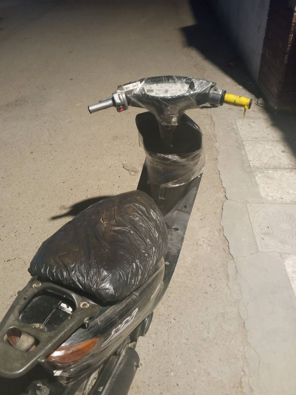 السلام عليكم دراجه  60 عصفوريه للبيع دراجة كامله  مكمله من لايت وهورن وبك لايت عوزه بس باتري من صبح ربع هندر تشتغل دراجه كامله مكمله مكينه حلوه وناعمه عليه إدامه كابريتر وابلك إكسل نضيف زوج تاير جديد ستان تعليك  العنوان بغداد الشعب وهذا رقمي اتصل واني خادم وبلعافيه عل صاحب نصيب ***********
