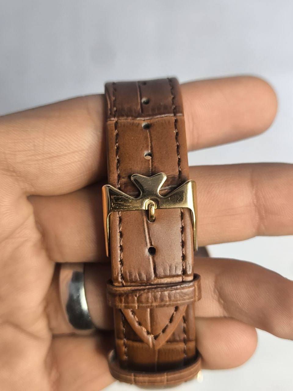 ساعة من ماركة Vacheron Constantin وارد اوربي
تحفة فنية 
 مصممة لرجال الأعمال والنخبة 
مكينة كوارتز 
تتميز بشكل الكوشن (المربع المستدير
ميناء مميزة مستديره لعشاق التميز مع ارقام عربية
سنتر ثواني منفصل
زجاج زفير مزرق ضد الخدش 
مقاومة ماء وغبار 
القطعة مختمة بالكامل 

⚠️ملاحظة متوفر قطعتين فقط 

السعر:40 الف ع اول تم 
للحجز والاستفسار يرجى مراسلة الصفحه


**إذا كنت صاحب هذا الإعلان وتريد حذفه لأي سبب، رجاءا أرسل رسالة إلى الدعم الفني**