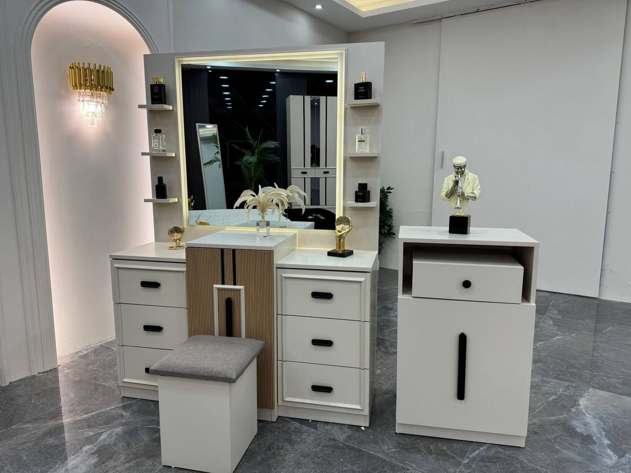 عندي مثل هاي الغرفة بعدهي بلكارتون مامنصوبة
اخذتهة بمليون و٩٠٠ اريد ابيعهة ماعندي مكان
اليريدهة بي خير وتدلل
عيوني الة
***********
