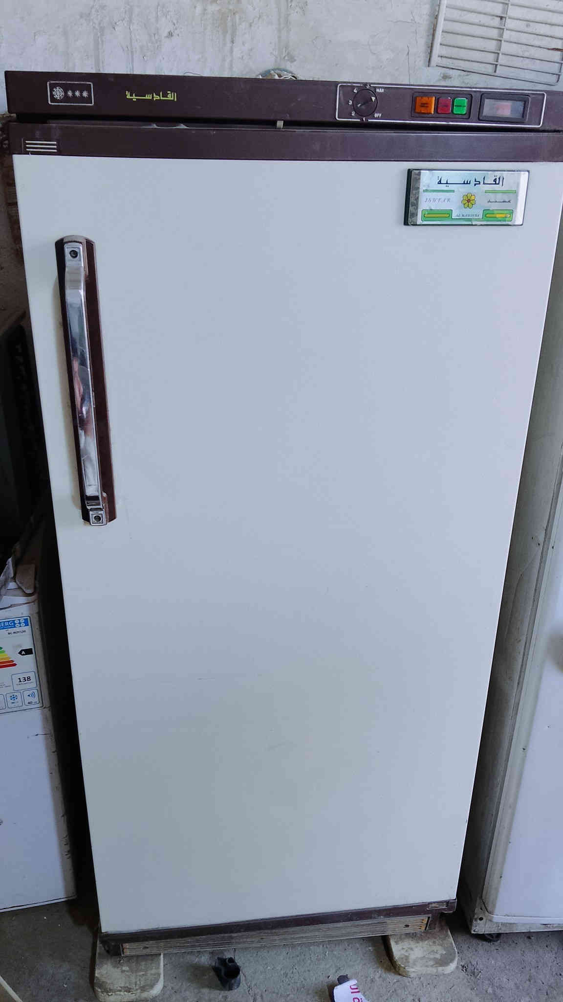 سلام عليكم عندي مجموعة ثلاجات أو مجمدات أو بردات البيع كلمن أو سعره كلهن شغالت شرط الفحص أو اصليت  مكاني البستان مجاور مطعم الحجي اسعره مناسب هذا رقمي ***********
