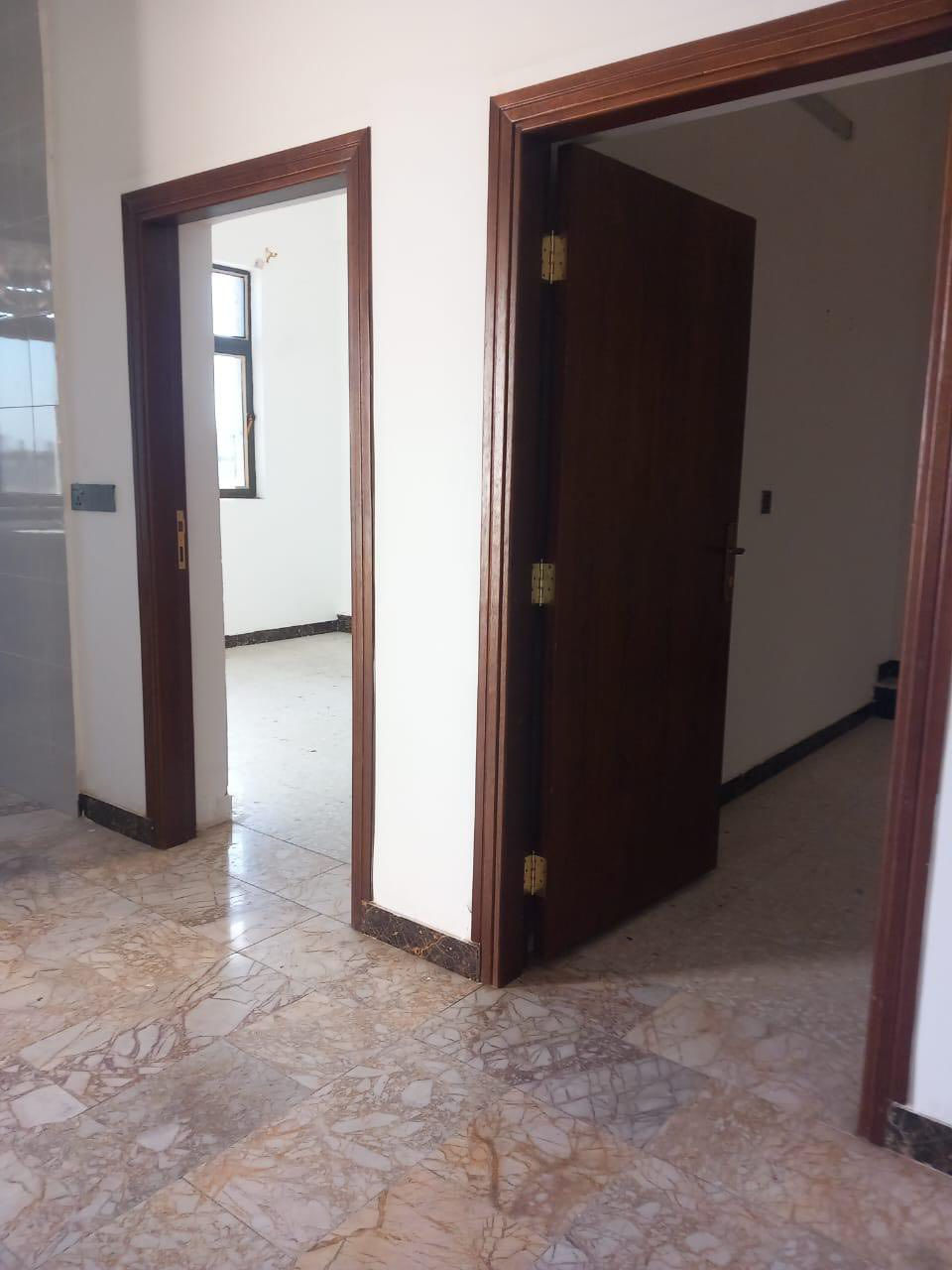 سلام عليكم يتوفر لدينا شقق جاهزه درجه اولى خدمات مصعد شغال24 ساعه خط مولده جاهز. خط انترنيت جاهز سنلايت مركزي حراسه نظام مراقبه الكامرات الشقه المطبخ جاهز سنك ماطور ماء سخان 
اتصال ***********
