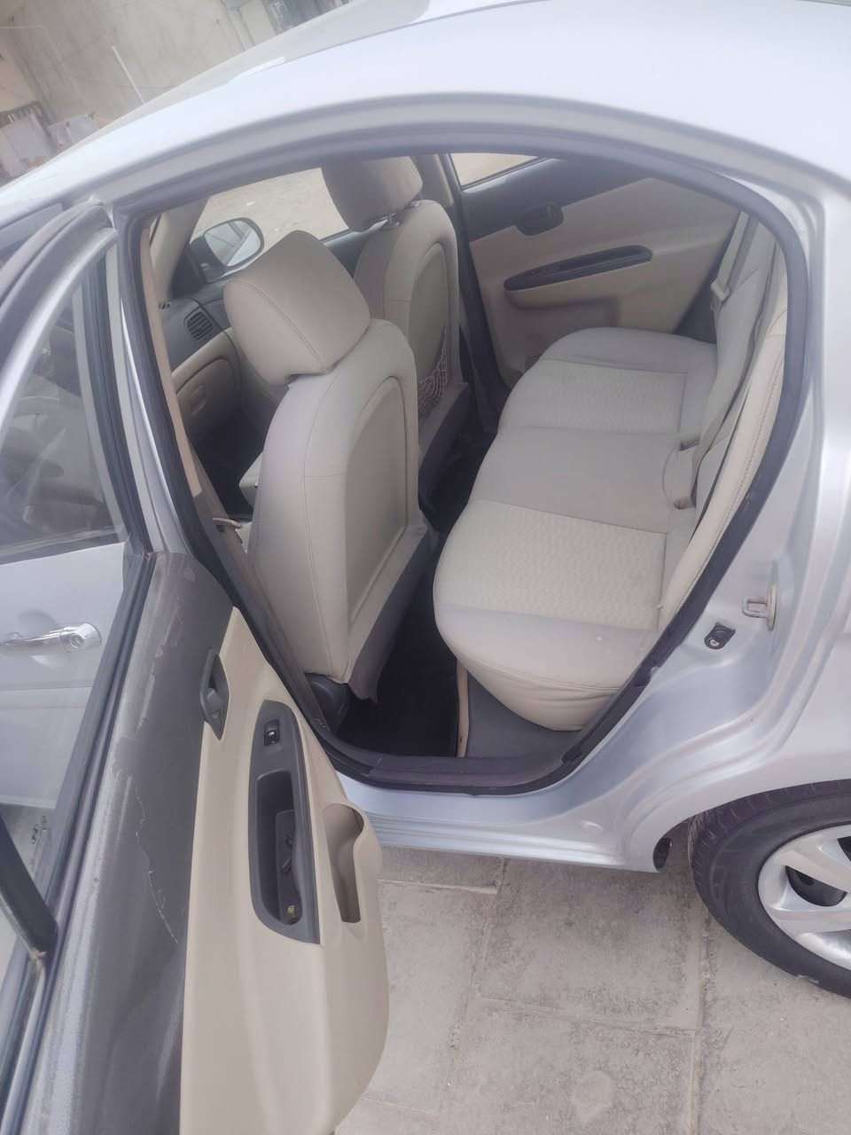 السلام عليكم
اكسنت ٢٠١١ خليجية داخل بيجي سيارة علة ايدي نضيفة
وجاهزة من كلشي رقم بغداد  انكليزي هزة جديدة  مكينة ١٦٠٠.
بيهة بل داير مال جاملغ الخلفي شوي صبغ  مكانهة بغداد
الاستفسار *********** 
***********
