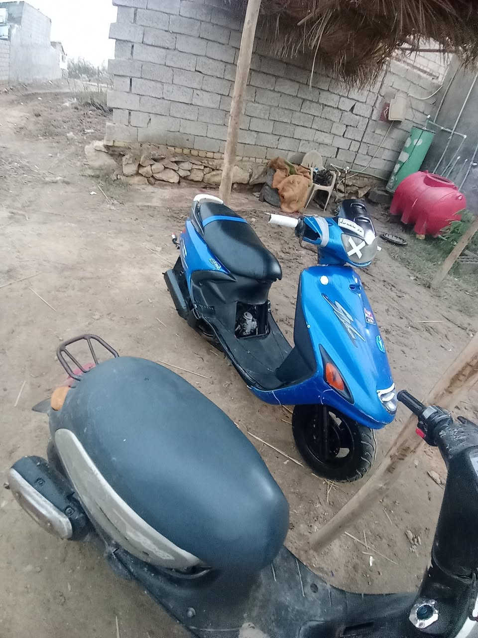 سلام عليكم دراجه البيع فراشه حلوه ونضيفه كهربايات كله شغاله بس تكمه خربانه عوزه تبديل دراجه مكينته ناعمه مكاني رميثه الرقم *********** السعر خاص
