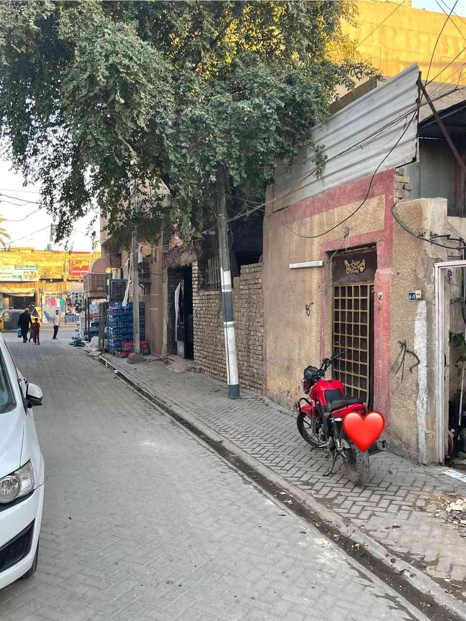 نصف قطعة للبيع بناء قديم الموقع قطاع 3 مجاور الحبيبية ثالث بيت على شارع الصيانة  والمنطقة نضيفة وخوش جورة للامانة ومثل ما موضح بالصور 
(السعر 120 وبي مجال ) للأستفسار ***********
