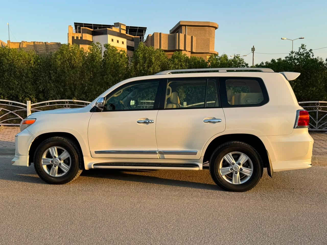 تويوتا لاندكروز 2014
كفاله عامه من الصبغ 

فول مواصفاتGXR 

V6 

ماشيه 107 الف حقيقي
395$ ورقه وبيه مجال 
***********
