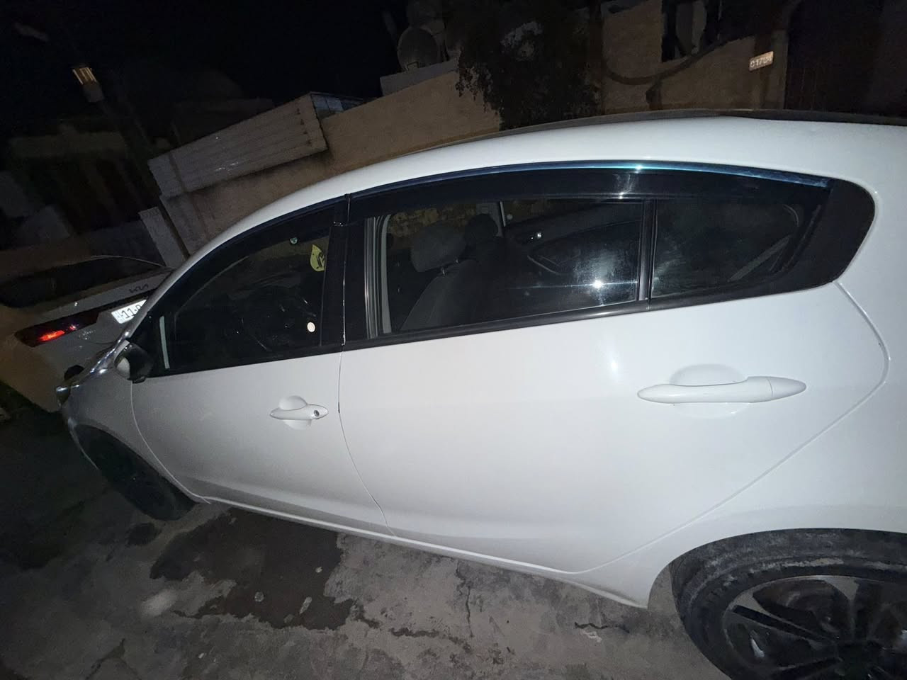 السلام عليكم سيراتو موديل ١٣ محرك ١٦٠٠  رقم أربيل باسمي السعر ١١٨ مكان السياره الحبانيه  رقم صاحب السياره ***********
