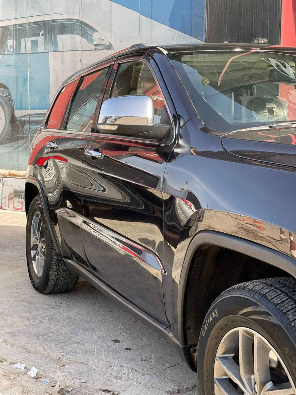 سلام عليكمJeep   LIMITED
*جيب اوفر لاند
*محرك السيارة: 5700/V8 🔥
*الكير : اوتوماتيك
*العداد :160 
*لون : ازرق سمائي 
*الموديل : 2011
*السياره وارد أمريكي
*لسياره مابيه نقص برغي ✅
*الحالة او نوع الضرر :بابتين الصدر 

*الـــــــمــــــوأصــفــات🔥
*4x4 
*كامراه خلفيه 
٫ بونوراما 
*تحكمات بل ستيرن
*وشاشه اعطال 
*لون الداخل السياره : اسود  و مطعم بصاج بل دشبول والبيبان
*تخم تاير جديد✅
*( ترهم مراوس)
*العنوان :بغداد البياع 
*للتواصل 👇
************
************
