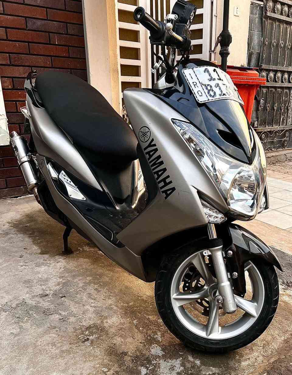 للبيع دراجة
Yamaha majesty 155 s 
2014 مكينة 155 سي سي
( مرقمة بغداد رقم انكليزي ) 
وكامله وبيها هزه يعني الدراجة مهزوزه بيه ستيكر الملصق متحتاج هزه 
الدراجة ماشية 28 الف 
عليها ادامة كاملة 
من ناحية المكينة 
سويتلها صيانة يم الأخ داود الجبوري رجل مبدع بعمله
 تنظيف حجرة الأحتراق كاملة وتنظيف الكور بل كامل 
وتبديل ولفات اصليه ختم SMAX شركة WS اصليات 
وتنظيف النوزل والجويتر والمنظومه مال راديتر بل كامل 
الدراجة بس اكول امانت الله رجعت جديدة يعني اكفلها الك كفاله عامه من ناحية مكينه وكهربائيات 
الدراجة نكرة سلف تكول بصمه من سرعة التشغيل ما شاء الله 
ومسويلها ادامة خرز الكلج الامامي وقايش اصلي مشلن جديد اصلي 
وعليها تخم تايرات امامي وخلفي جديدات امانت الله 
وعليها صالنصه رياضي ستيل تجي بيها حساس أوكسجين تجي قطعتين وكاتم اصليه ختم محفور عليها 
وبيها نواعم قبغ جوزه مزود اصلي وقبغ شاصي مزود وقطره تزويد وجاملغ الامامي يجي رياضي نادر جداً والبومه او الجامه تجي هم رياضي شكل احلى 
والكشن مدوشم بل جديد 
الكفرات ولا شخطه بيها 
وياها شغلات إضافية هم مني 
قايش اخر جديد شركة بور لينك 
وبلاجكتور اضافي وستاند موبايل ونوزل احتياط جديد 
وفلتر شوته مسلح ثاني لان هيه هم بيها واحد داخلها مسلح همين 
وبيها 3 سويجات 
وبيها ذيل رياضي اضافي وذيل بلادي ويا اشاير اصليه اضافي 
الدراجة كامله مكمله مال جناي تعبان عليها جداً امانت الله
الأدامه بل كامل مكلفتني ذاك الحساب 
الدراجة تكدر تكول شركة زيرو متحتاج اي شئ بعد 
( العنوان بغداد الدورة)
رقم الهاتف ***********
متوفر واتساب
