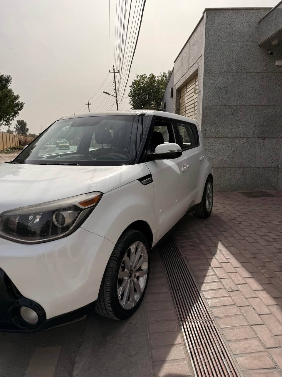 السلام عليكم صول ٢٠١٥ امركيه حادث جاملغ وبنيد رقم بغداد فول مواصفات ماشيه ٩٥ الف مواصفات 
⚫️ بصمه شتغيل 
⚫️ بصمه ابواب 
⚫️ فتحت سقف ( بنراما ) 
 ⚫️ كشن كهرباء
⚫️ تدفى + تبريد كشنات 
محرك ٢٠٠٠ GDi وباقي المواصفات المعروفه 
السعر ١٠٨ وبيه مجال شي بسيط مكان السياره بغداد الاعظميه *********** 1️⃣ بغداد, العراق
