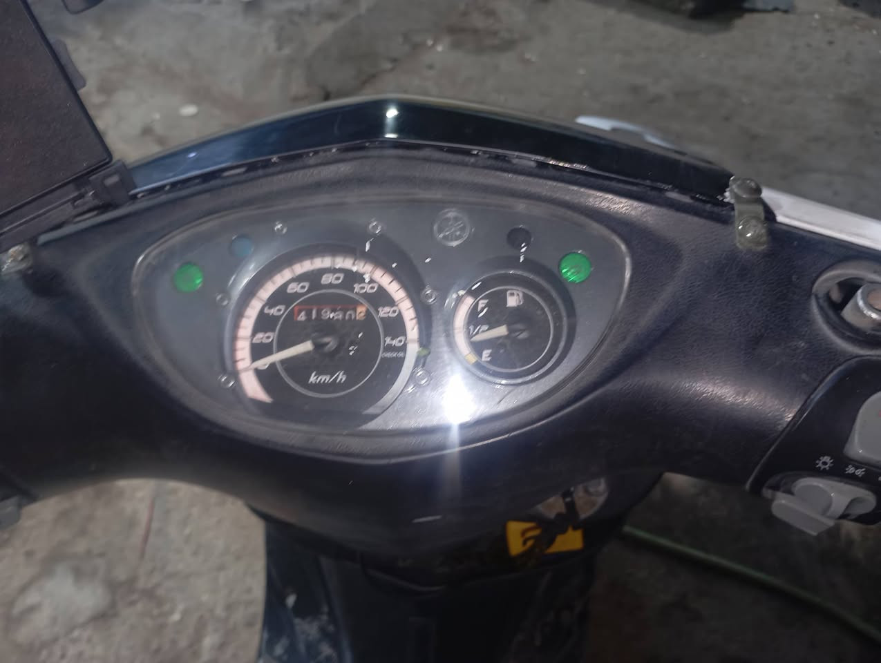 سلام عليكم دراجه للبيع
اي نقص مبيها كفاله من كلشي
كهربائيات كفاله كلها 
تخم تايرات خلفي امامي جديد اصلي  بعده بل شعر مالته
بيها سكنات اماميه زرك 
بيها تضليل بك لايت خلفي 
بيها كلوب زنون بومه
بيها امبيثري صغير صوته حلو وناعم
الدراجه صافيه لا تبخير ولا نضوح
دهن امزول احط كل اسبوع 
بانزين محسن
معدلها80 مقفول من الشركه بلاد
شلعه ومعدل تشك الكاع

دراجه سعرها475 وبيها مجال حك الجيه مكاني بغداد رقمي *********** متواجد واتساب
