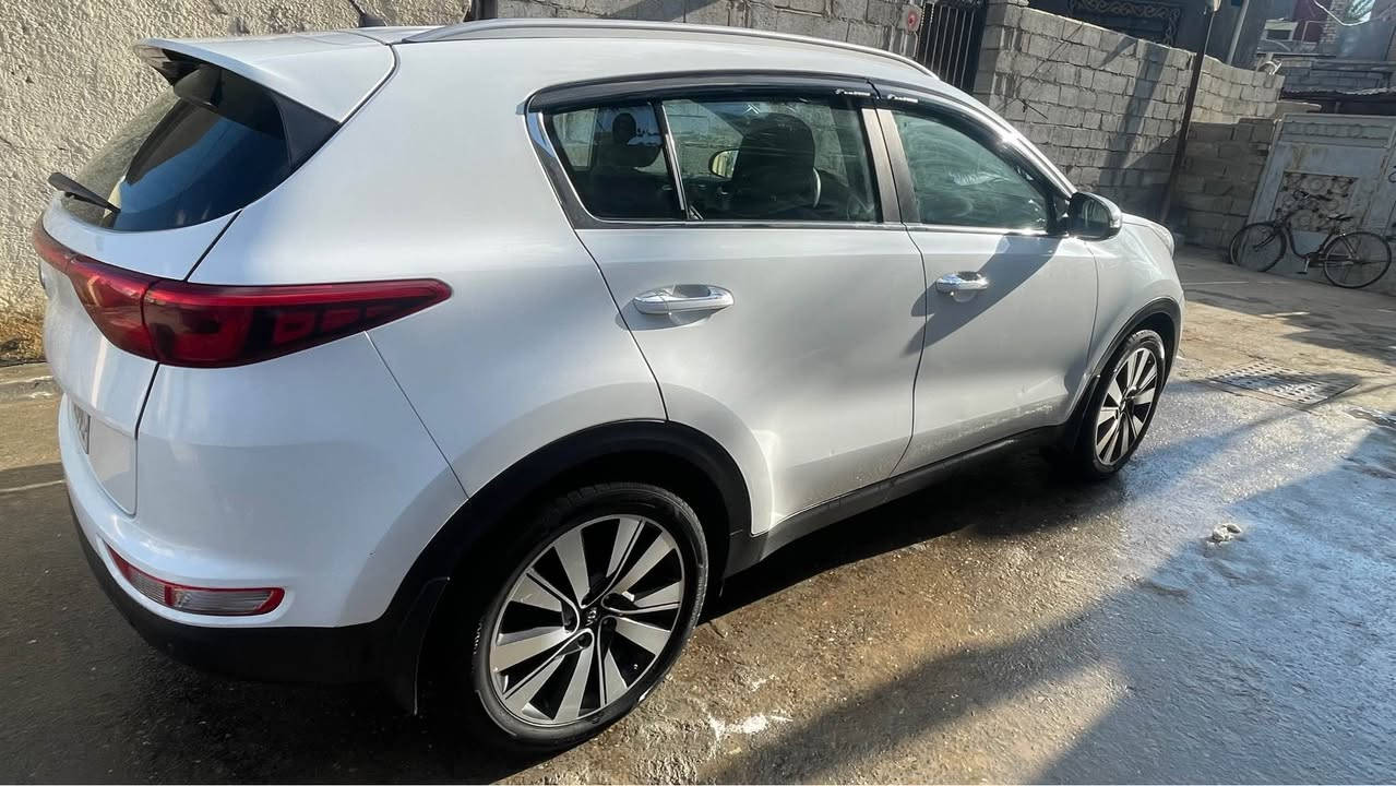 سبورتج 18 خليجي سعرها 185 بيها بارد بالجنطه شبرين وصبغ بالدعاميه الأمامية شبرين ماشيه 111 مكان السياره ديالى 
*********** بلاد, صلاح الدين
