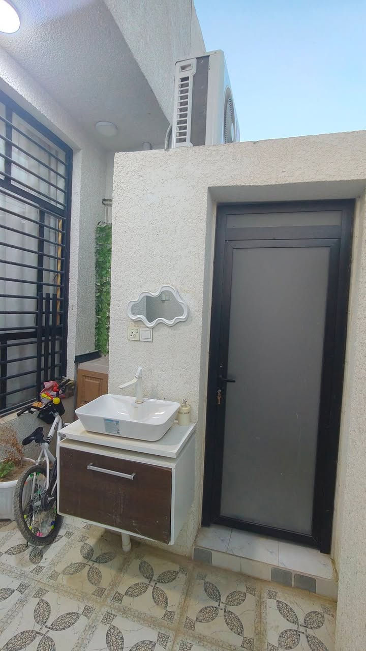 مشتمل في حي الحكيم  بناء سنة 2025 جديد مرقم 2293 من جهه معمل الاوكسجين مقابل الدبية
110متر طولي واجهه 5.5 متر نزال 20متر
يحتوي على استقبال ومطبخ وهول داخلي و غرفة نوم وصحيات داخلية وخارجية
معروض ب 41مليون وبي مجال
الشراي يتصل ***********
