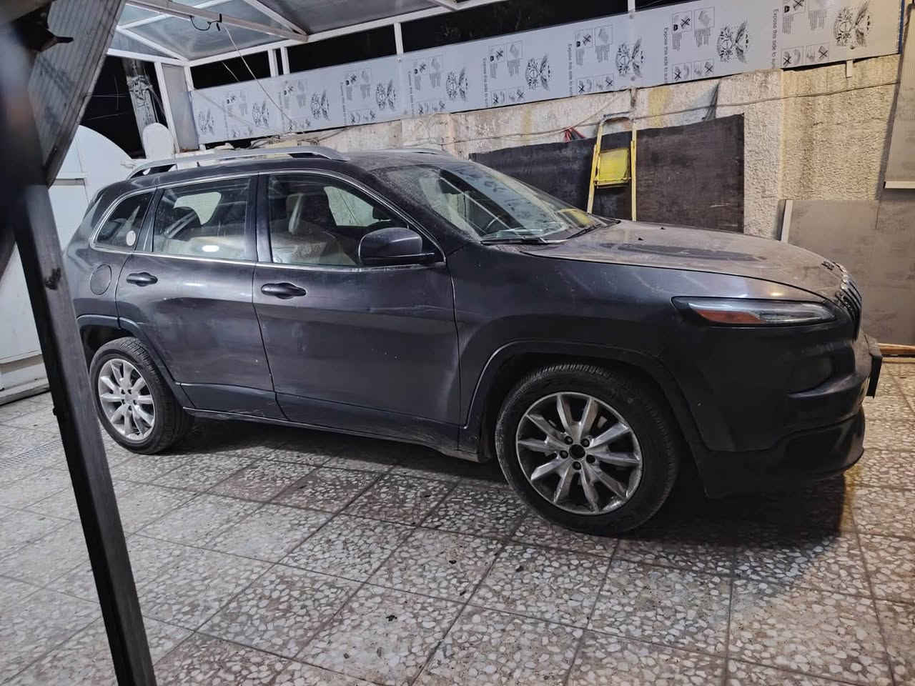 السياره جيب بزون لون فيلي اربع سلندر موديل ٢٠١٦   المحرك والكير ضمان والتبريد ثلج بيها بعض الخدوش يعني السياره جاهزه

***********
مكان / بغداد حي اور 
سعر 87 ورقه 
مستعجل على بيع
