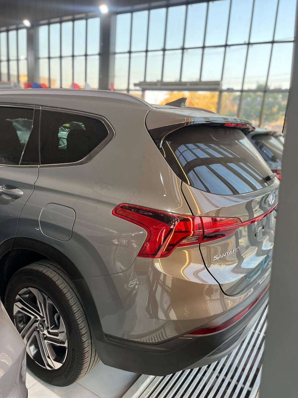 لسلام عليكم هيونداي سنتافي 2023 لون مميز سمنتي
 وارد امريكي بجم كبس الخلف كبس   فقط قطعة صبغ  باب خلفي مبدل  جديده جدا ماشي 60 الف كيلو كلشي بيها وضع شركه محرك 2400cc ماشية 30 الف كيلو السياره سبعه راكب بصمه وتشغيل عن بعد كشن السايق كهربائي شاحن واير ليس تبريد 3 قطع حساسات امامي خلفي 
   رقم سليمانيه هزه وسنويه جدد السعر 230 ورقه  ***********  او ***********
