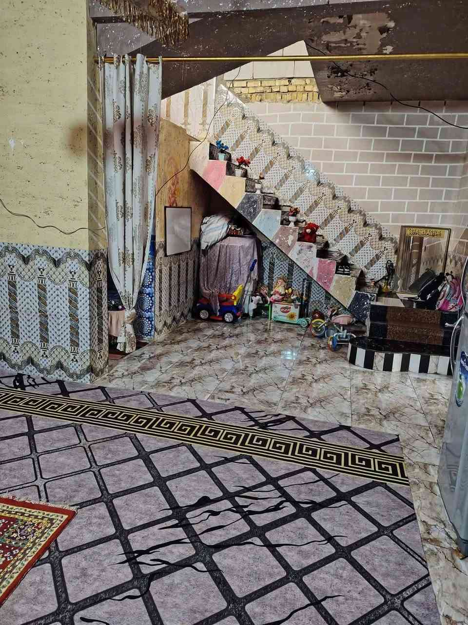 السلام عليكم عندي بيت للبيع مساحه 150 متر قرب مخسن حي الموظفين قضاء الشافعيه
يحتوي على غرفه وصالة  حمام داخلي  ومطبخ استقبال  صحيات خارحيه  وكراج  سعر خاص رقم الهاتف ***********
