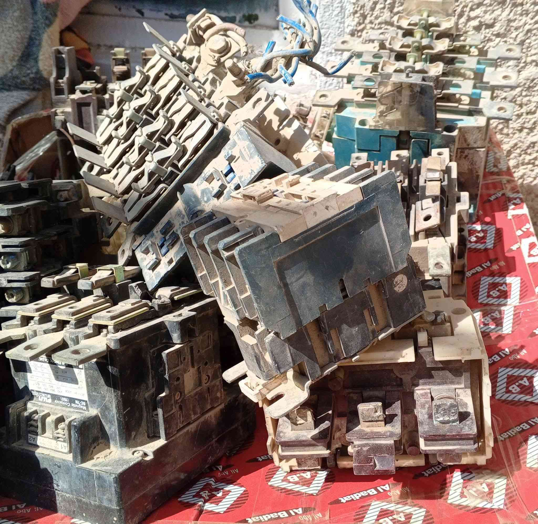 اشتري القواطع المحروقة والعاطلة 
***********
