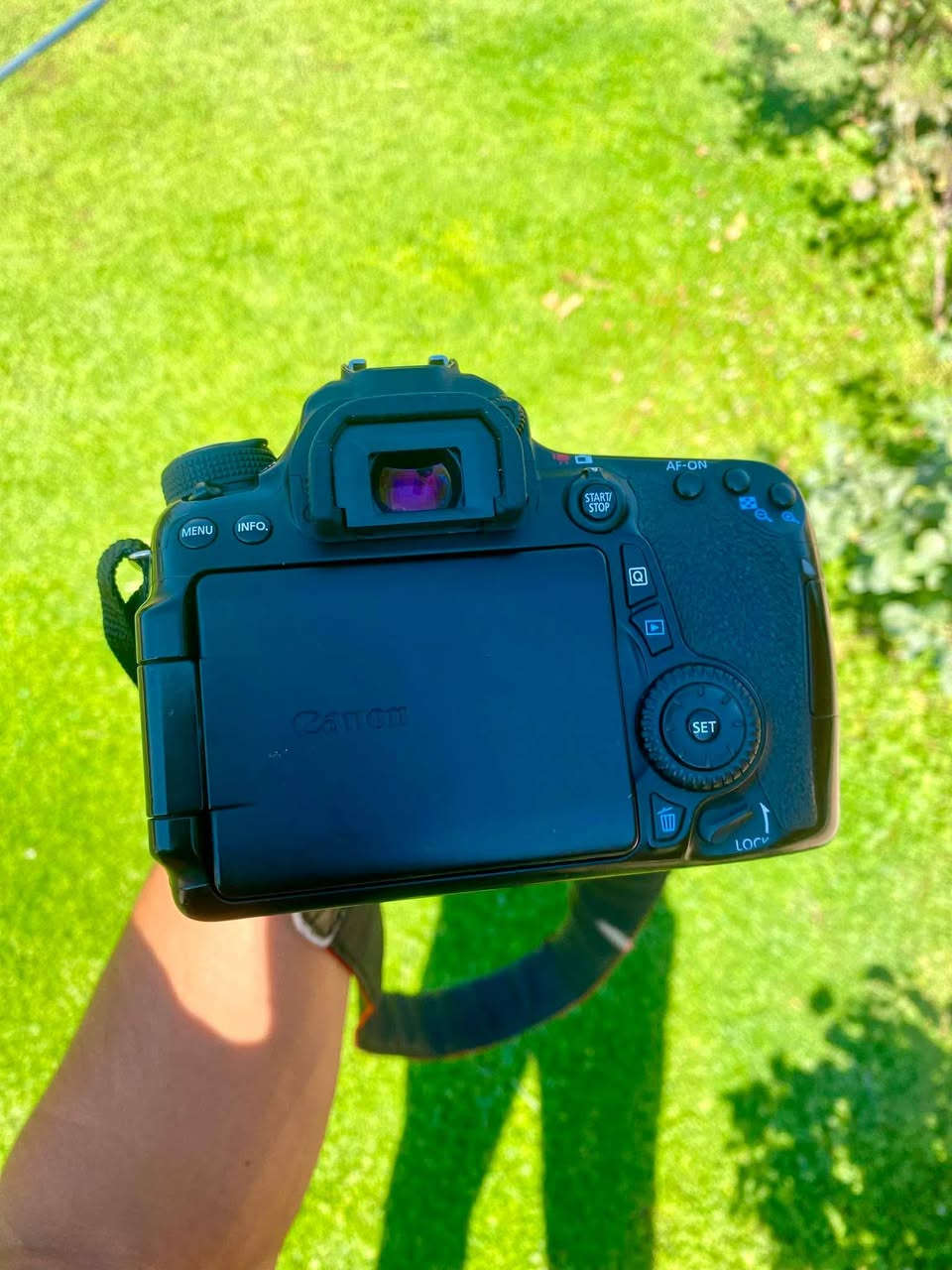 📸لبيع  | Canon EOS 70D بحالة ممتازة جداً 📸
لكل عشاق التصوير، صناع المحتوى، والناشطين في التوثيق الميداني.. فرصة ممتازة لامتلاك كاميرا احترافية غنية عن التعريف وبنظافة تامة!
✨ المواصفات والملحقات:
 الجسم (Body): كاميرا Canon 70D (استعمال شخصي راقٍ ونظيف جداً).
 العدسة: عدسة الكيت الأساسية 18-55mm (تغطية ممتازة للقطات الواسعة والبورتريه).
 الشاشة: شاشة متحركة تعمل باللمس (Flip Screen) - مثالية للزوايا الصعبة وصناع المحتوى.
 الأداء: نظام فوكس سريع جداً ودقيق (Dual Pixel AF) يضمن لك صوراً حادة وفيديو ثابتاً.
 الملحقات الأساسية: (البطارية الأصلية، الشاحن، ورام وحزام  الرقبة).


**إذا كنت صاحب هذا الإعلان وتريد حذفه لأي سبب، رجاءا أرسل رسالة إلى الدعم الفني**