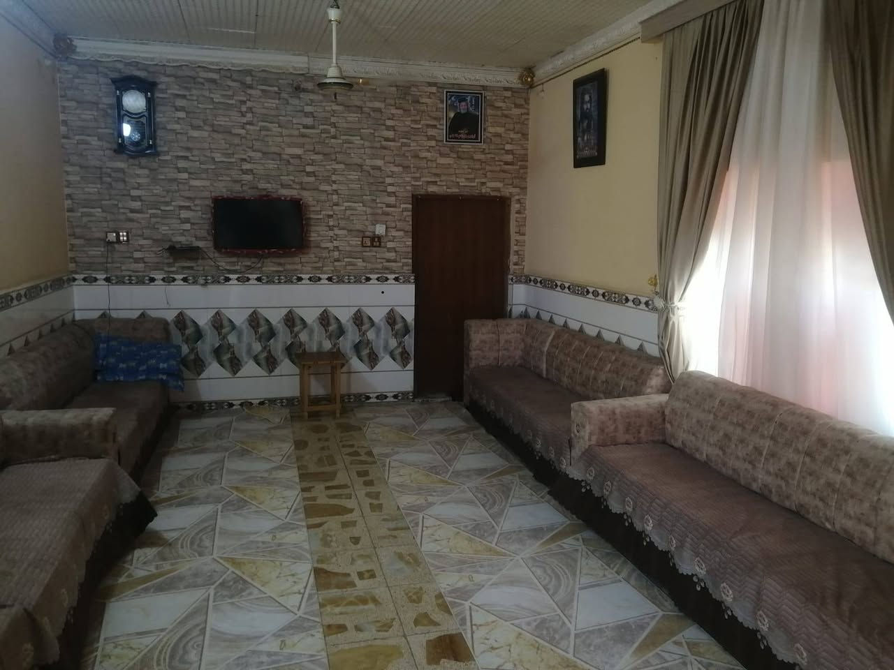 يالله بيت للبيع بالقرب من البيطره شارع 30 حي الحسن

كافة الخدمات موجوده ركن مساحته 325 متر
 غرفتين + استقبال + محل خارجي ومطبخ وصحيات داخليه وخارجيه 
يبعد ع شارع الصب 4 متر واجهه ع شارع

 يبعد ع مدخل المدينه اقل 300 متر للاستفسار اكثر ***********
