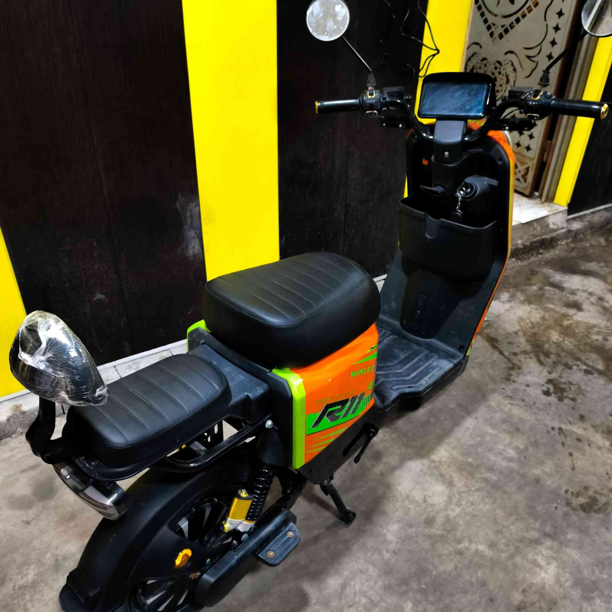 دراجة "R 11"  شحن 
نظافة ١٠٠٪  سرعتها ١٠٩ حقيقي 
صارلي شهر من مشتريها بطاريات و شاحنة ١٠٠٪
العنوان البصرة _ القبلة 
السعر  (٥٠٠ ) الف وبي مجال.
الرقم ***********
