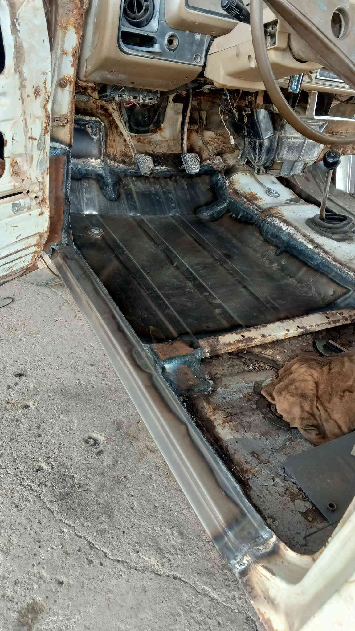 قبل الشغل وبعد الشغل عمل ارشد الحداد لتصليح كافه السيارات تصليح خيسان + تعمير السيارات بانواعها المكان النمرود قريه العباس رقم الهاتف للتواصل والاستفسار ‏‪***********‬‏
