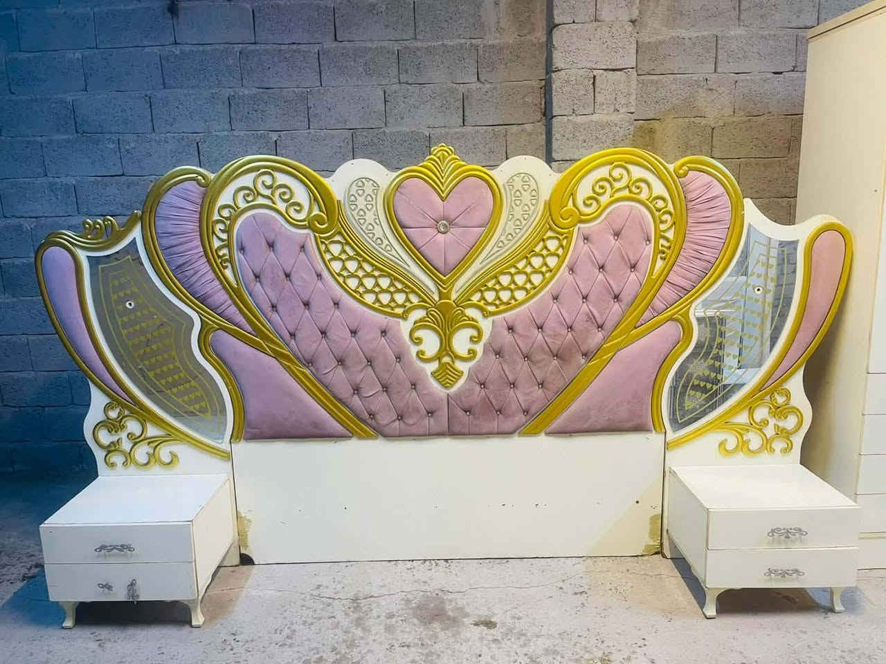 غرفه تركي 8قطع مستخدم نظيف سعر 650 قفل مع شد نقل دخل بغداد مجاني و المحافظات بكروه حجز واتساب فقط .***********
