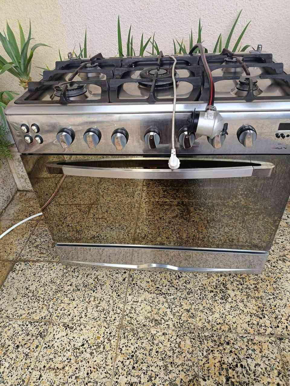 للبيع – طباخ وثلاجة بحالة ممتازة 🔥
🔹 طباخ
 • نظيف جدًا
 • استخدام خفيف
 • شغال 100% وما بيه أي مشاكل
 • السعر: 225
🔹 ثلاجة
 • نظيفة ومرتبة
 • تبريد قوي
 • شغالة تمام بدون أعطال
 • السعر: 350

📌 المعاينة متاحة
📌 السعر ثابت / قابل للنقاش البسيط
العنوان الموصل
***********
