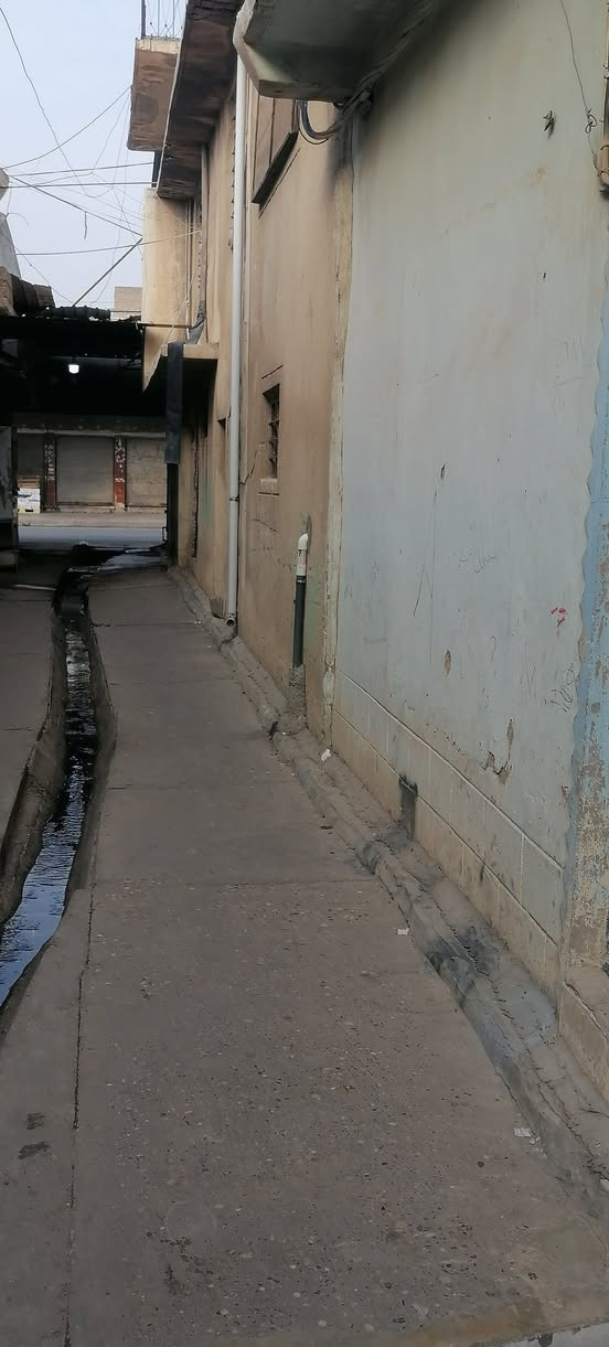 دار للبيع فارغ في منطقة الجزائر قرب الدوره الجزائر مساحة ٩٧ م  يحتوي على ٥ غرف  قريب على الشارع العام يصلح مخزن تجاري الاتصال على الرقم ***********
