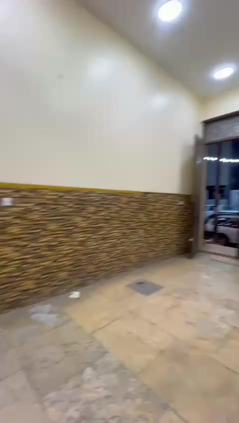 شقه ارضيه مساحه 150 متر غرفتين نوم وصاله ومطبخ 5 سبالت 5 مروح مدخلين زيونه محله 710 الاستفسار مكتب قطن للعقار ***********
