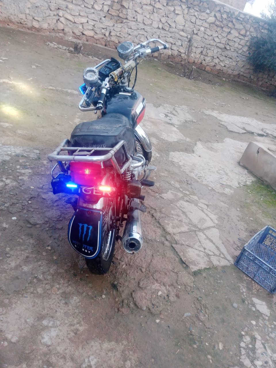 سلام عليكم دراجه للبيع تايكر 19 نضافه فول نشاطه فول لايت اشاير شغالات  تايره كدام ماماشي عليها والباقي كدام العين 300 بي مجال بسيط  ‏‪***********
