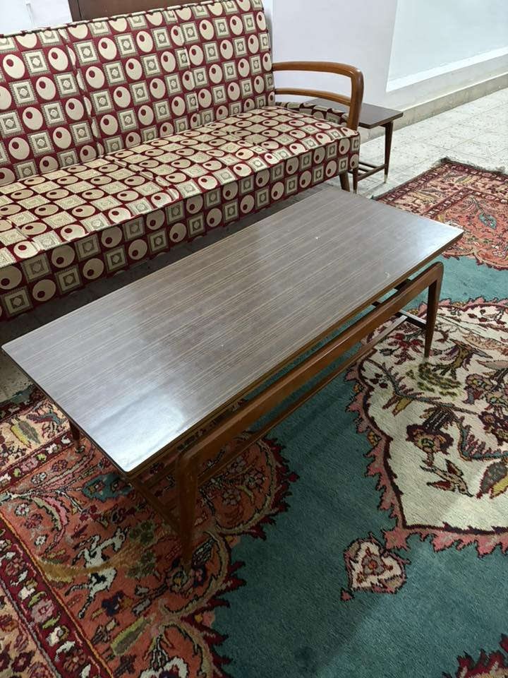 غرفة خطار للبيع نظيفة جداً
تخم قنفات
طبلات عدد ٢
ميز طعام مع كراسي 
بوفيه 
علاقة ملابس خشب 
للاستفسار ***********
