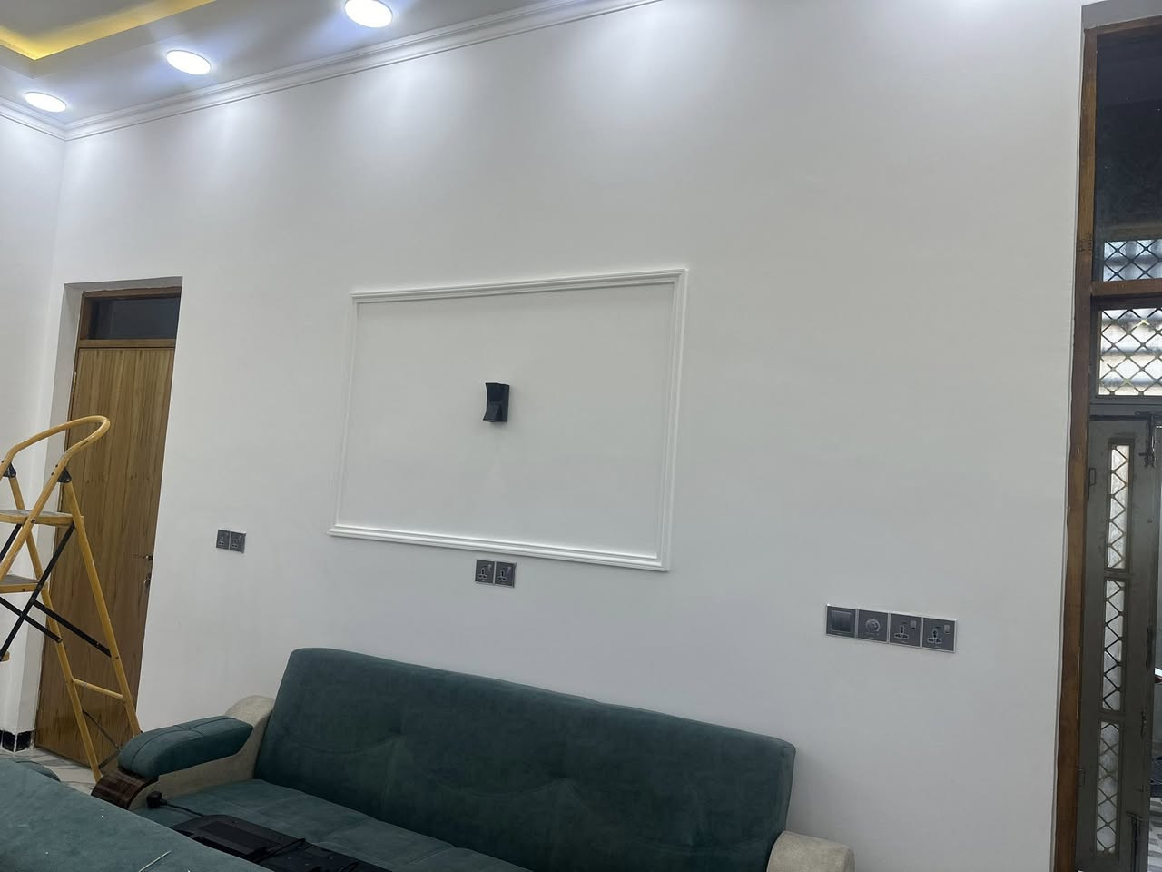 مستعدون الكافة عمل الجبس وعمل الاصباغ
وعمل الفوم الخارجي وطلس الجبس  الوحات الجداريه 
وعمل بديل الخشب  وكافة الديكورات ***********
***********
