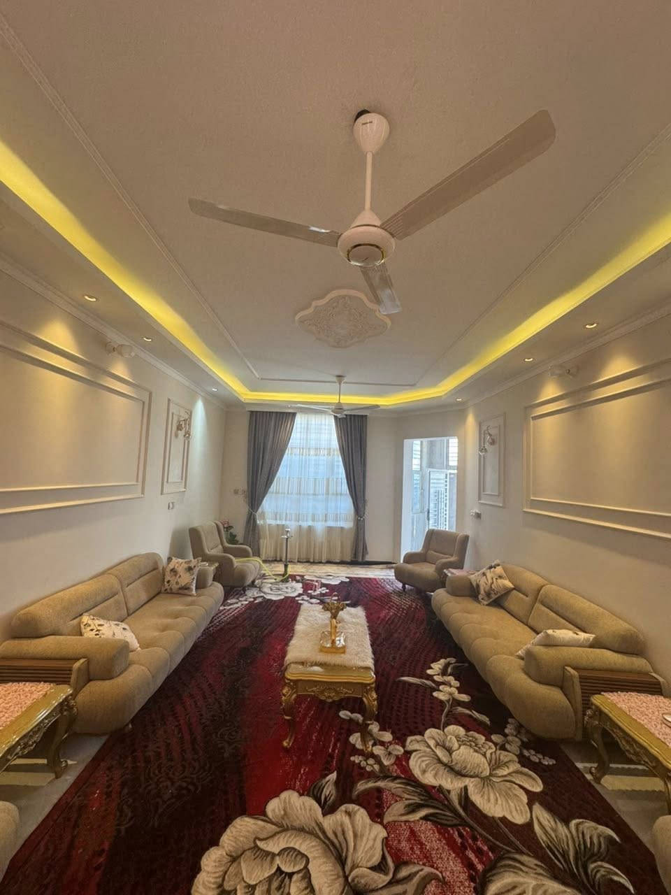 سلام عليكم بيت له لبيع طابو صرف مساحه 250متر العنوان حي زهراء مقابيل المدرسه صينيه البيت يحتوي عله
6غرف نوم معه غرفه سويت +مجمع صعيات عدد4+معه صاله العدد 2+معه مطبخ حار وبارد معه ستقبال +واجهيت البيت
12ونص الستفسار ***********
