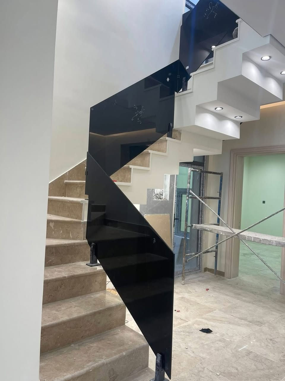 محجرات وبلكونات زجاج مسكرت (المقصى) امن  
محجرات ذو دنگ طويله أو قواعد 
العمل مع أو بدون قبضه خشب 🪵 صاج أو قبضه الألمنيوم 
بأشرف مهندس عادل
للاستفسار واتساب
***********
