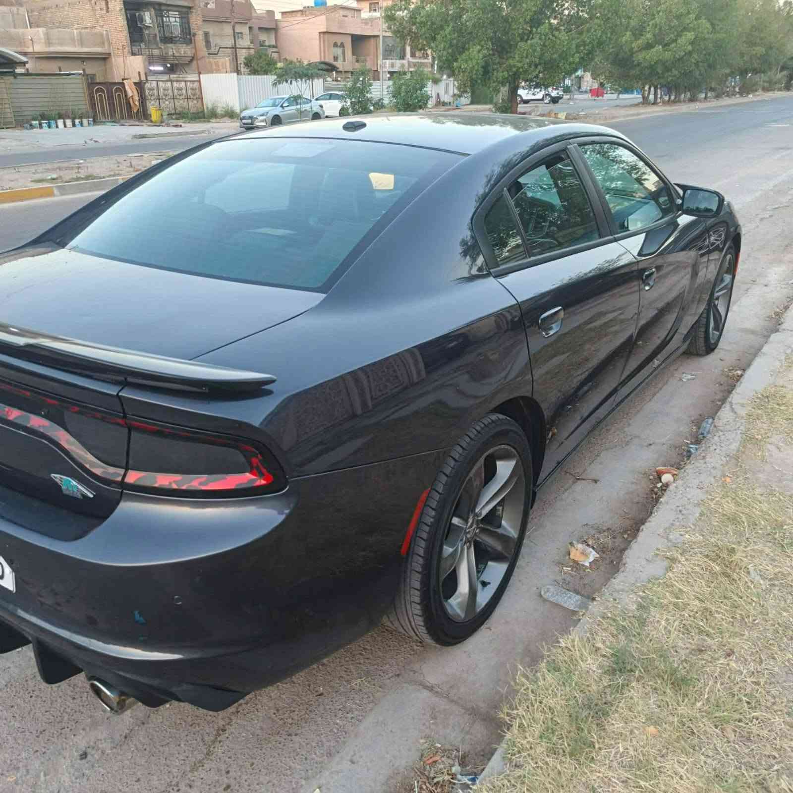 السلام عليكم جارجر مديل 19 SXT blusحادثه جاملغ خلفي وباب خلفيه وصار بيه بل العراق جاملغ امامي فقط مكان السياره بغداد السعر 205 رقم صاحب السياره *********** السياره جديده واحله من الصور
