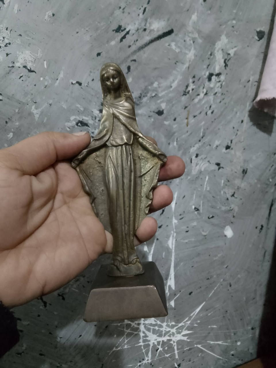 تراثي قديم جدا مريم العذراء نحاس ثقيل الوزن نص كيلو سعرها 20 عنوان بغداد مدينه الصدر وموجود توصيل***********
