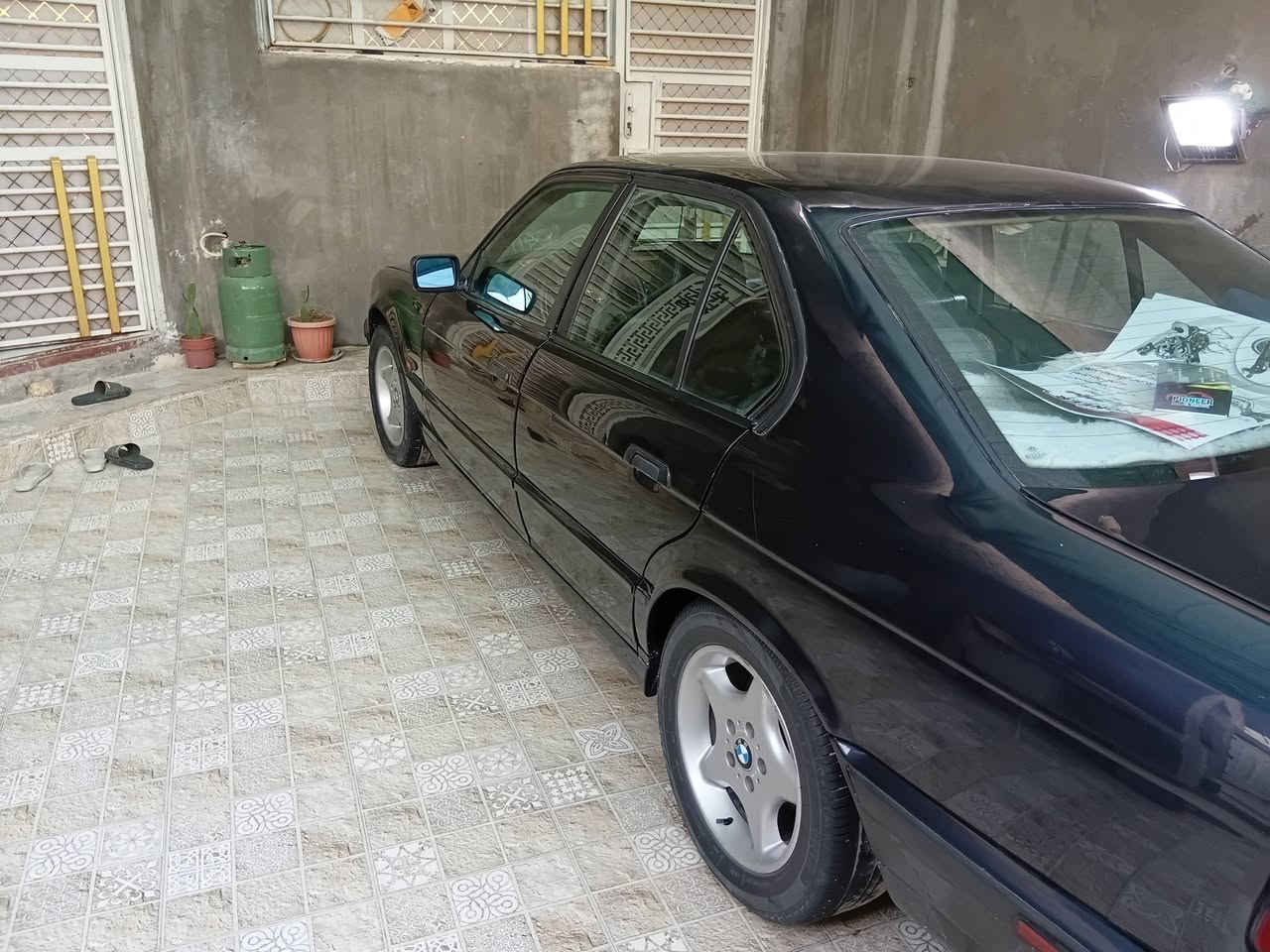 السلام عليكم سياره بيئم 525. مسكرر سياره حلوه جاهزه من كلشي مصبوغه جماليه تبريد كير محرك تخم تاير. رقمه اربيل راعيه موجود يمي  مكان سياره  بل بصره السعر 65 )***********
