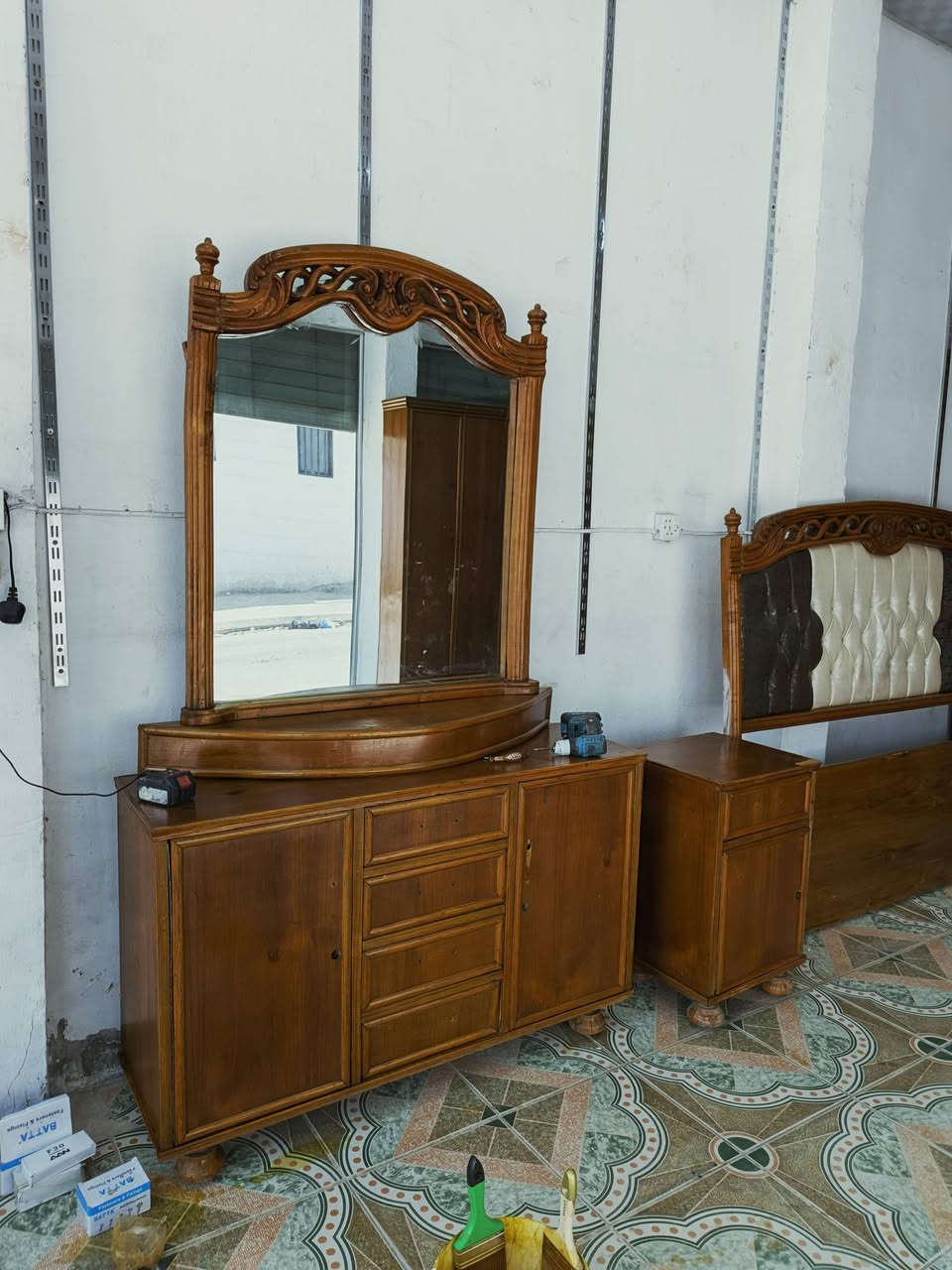 غرفة نوم مستخدم
صاج عراقي 
الوجه 4ملم
وداخل 4ملم 
غرفه حلوه ونضيف
6باب ملحق
سعرها /مليون 
***********
وتساب موجود 
تريد شد ونقل هم موجود
